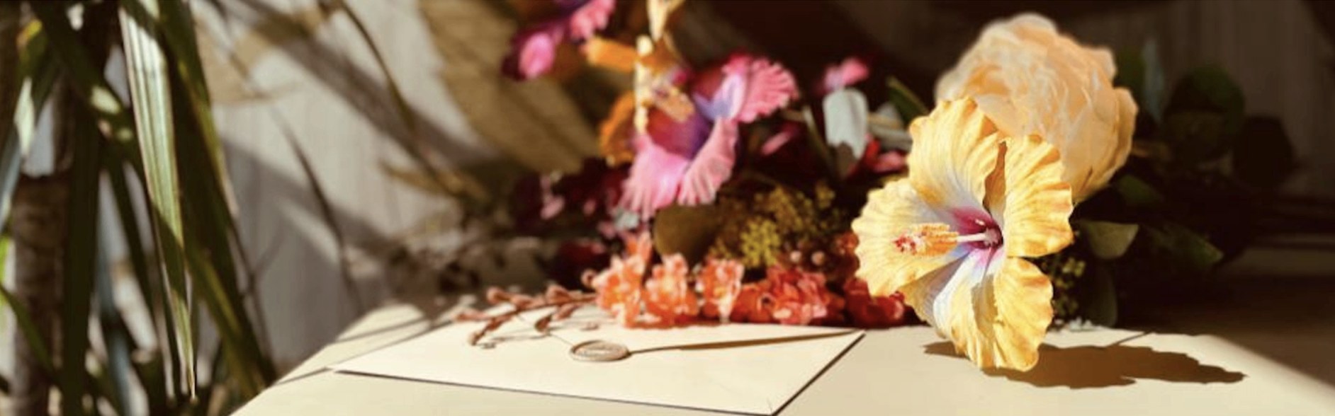 Bloemen en een verzegelde envelop in warm zonlicht